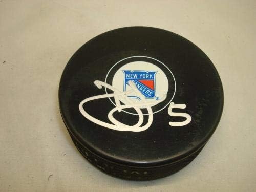 Dan Girardi assinou o New York Rangers Hockey Puck autografado PSA/DNA COA 1A - Pucks de NHL autografados