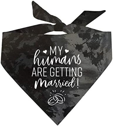 Meus humanos vão se casar! Anúncio de engajamento de casamento Scrunch tie tye triangle cão bandana