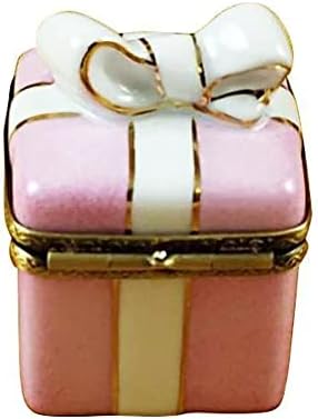 Caixa embrulhada em presente rosa com caixa de fita de ouro