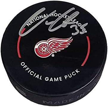 Ville Husso assinou o Detroit Red Wings Official Game Puck - Autografado NHL Pucks