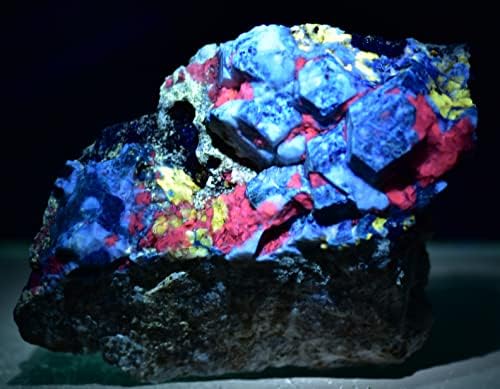 2033 gramas de cristal de sodalita fluorescente com escapolita e calcita marialita na matriz