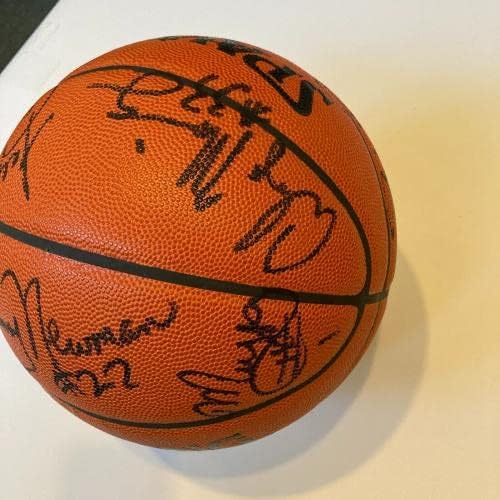 1992-93 Equipe de Charlotte Hornets assinou Spalding NBA Game Basketball - Basquete autografado