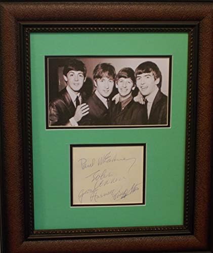 Autografos dos Beatles de John, Paul, George e Ringo em papel branco. Os quatro fabulosos eram uma sensação e ainda são.