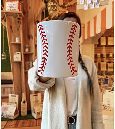 Caneca engraçada de café de beisebol, presente de caneca de café com tema minimalista para esportes homens homens irmãos fãs de esportes infantis fãs de beisebol, branco com caneca de café com padrão de beisebol vermelho