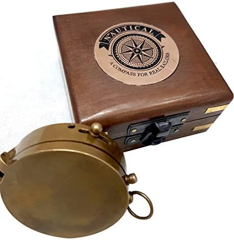 Bússola de tampa vintage de latão antigo para marinheiros reais que tendem a um instrumento de navegação marinha magnética