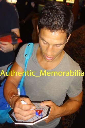 Joseph Benavidez autografou o UFC 8x8 UFC Octagon com prova, foto de Joe assinando para nós, UFC, Ultimate Fighting Championship, WEC, World Extreme Cage -luta, peso mosca