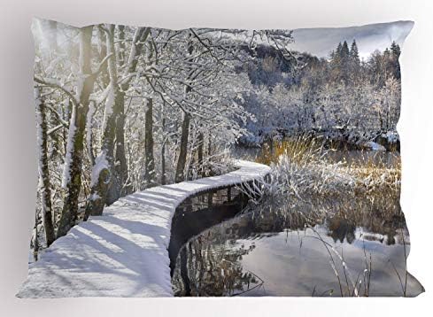 AMBESONNE Pillow Sham, imagem real de um calçadão coberto de neve na floresta com reflexões do lago, travesseiro impresso