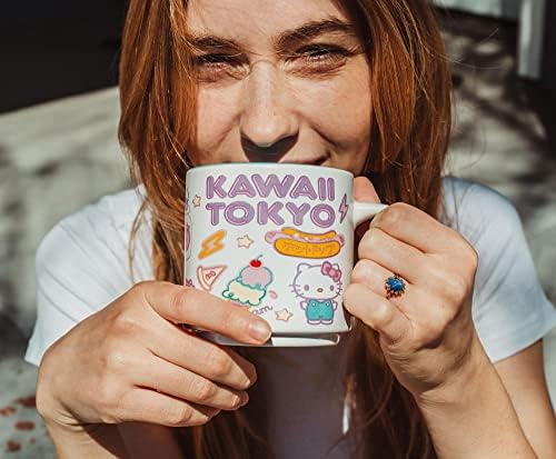 Sanrio Hello Kitty Kawaii Tokyo Allover Icons empilhando cerâmica | Grande xícara de café para café expresso, cafeína, bebidas, itens domésticos e de cozinha | Presentes e colecionáveis ​​fofos | Detém 13 onças