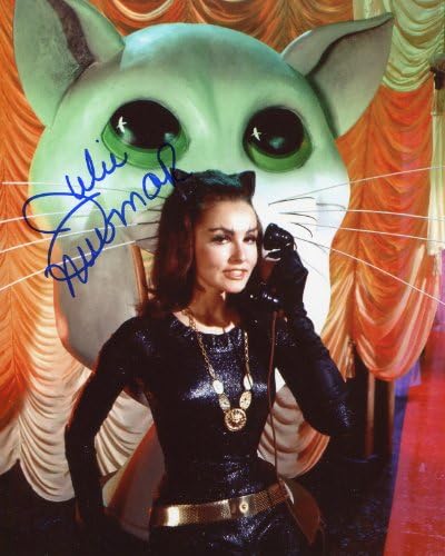 Julie Newmar assinou / autografou 8x10 foto brilhante, retratando a mulher de gato da série de TV do Batman. Inclui Certificado Fanexpo Fanexpo de Autenticidade e Prova. Autografista de entretenimento original.