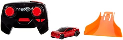 Hot Wheels RC Tesla Roadster em escala 1:64, carro de brinquedo de controle remoto com adaptador de controlador e faixa,