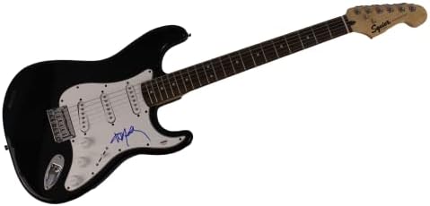Willie Nelson assinou autógrafo em tamanho grande Black Fender Stratocaster Guitar com Autenticação PSA/DNA - Estranho