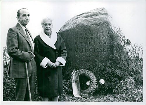 Foto vintage do homem e uma mulher posando para o memorial de H. C. Thomsen que lembra o povo do herói da Segunda Guerra