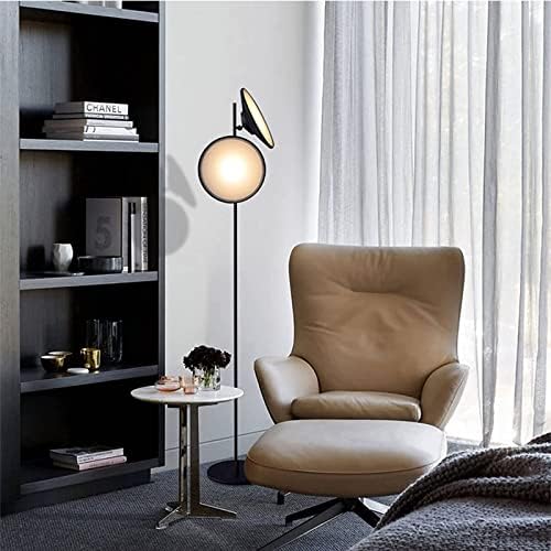 Lâmpada de piso, sofá nórdico ao lado da sala de estar Design Senso
