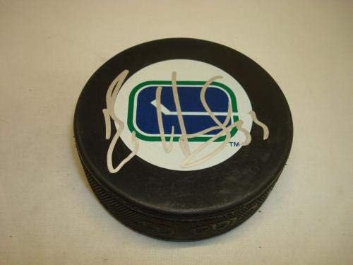 Bo Horvat assinou Vancouver Canucks Vintage Hockey Puck Autograph PSA/DNA COA 1C - Pucks NHL autografados