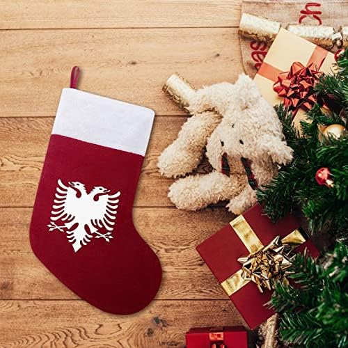 Águia albanesa de Natal pendurado meias