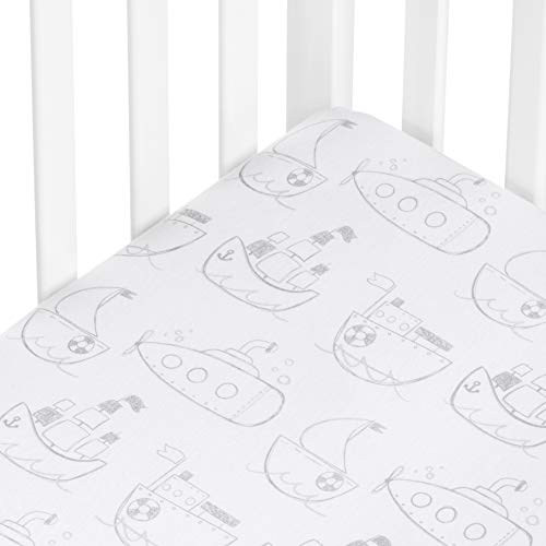Andi Mae Crib Sheet - Barcos cinza - de algodão de camisa - se encaixa em colchões de berço padrão ou criança