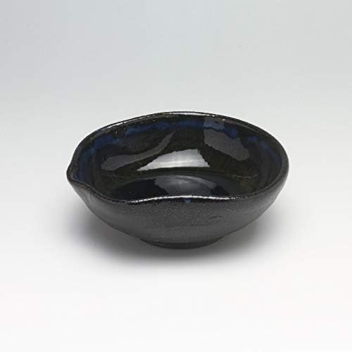 Copa de saquê preta Sakzuki feita por Kazusa Nosaka. Hagiware de cerâmica tradicional japonês.