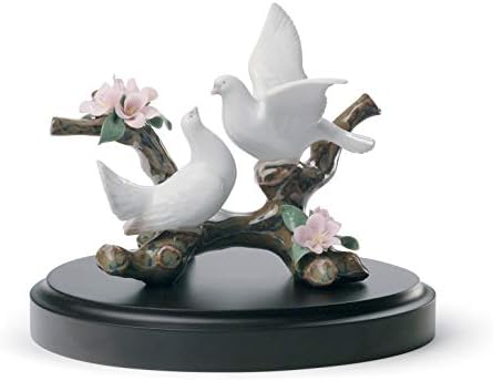 Lladró pombas em uma estatueta de cerejeira. Figura de pombas de porcelana.