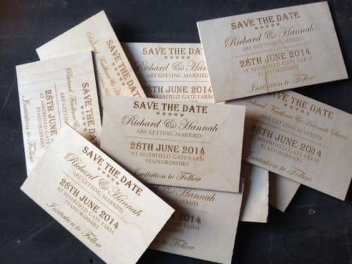 Cartões de convitatação para salvar de madeira sob medida - convites de casamento diferentes e elegantes