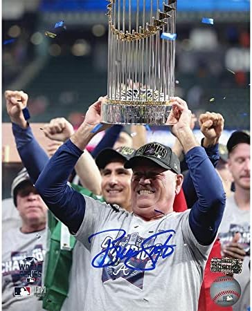 Brian Snitker assinado Atlanta Braves sem moldura 8 × 10 MLB Photo - Holding Trophy - Fotos autografadas da MLB