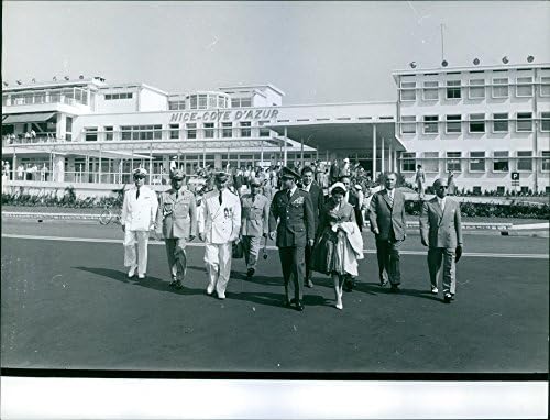 Foto vintage da princesa Soraya com Shah da Pérsia juntos na chegada do aeroporto em uma de sua turnê.