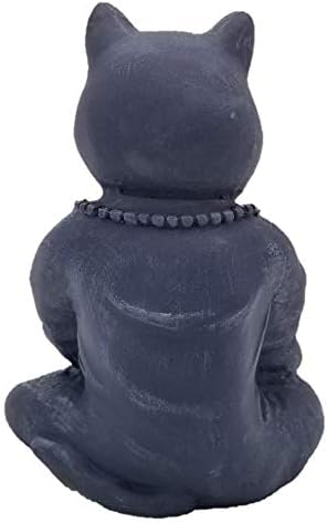 Estátua do gato de Buda em meditando a pose da estatueta de gatos para o memorial de gato zen ou decoração espiritual. Dhyana