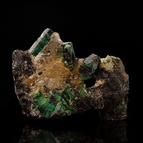 Emerald em calcita e matriz de biotita