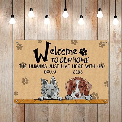 Alioyoit Cães personalizados Nome bem -vindo à nossa casa Os humanos aqui conosco cão engraçado Metal Tin Metal Pet Dog Pomer Pet
