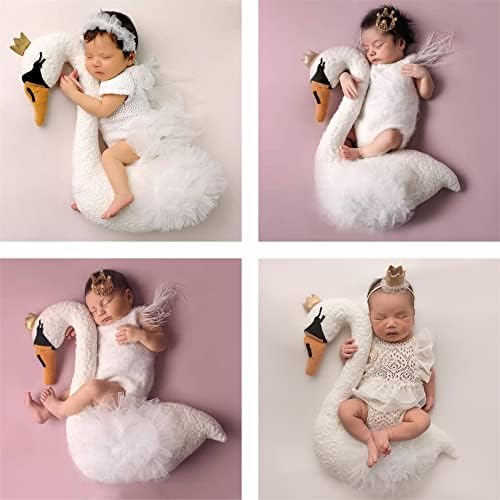 Meng Yang Baby Photoshoot Posing Modelando Almofadas de Cisnes