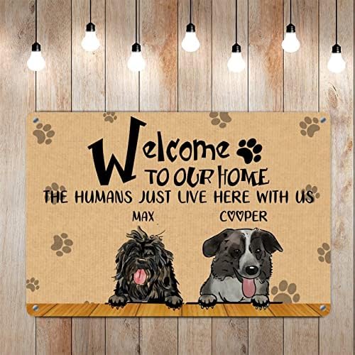 Alioyoit Cães personalizados Nome bem -vindo à nossa casa Os humanos aqui conosco, gunis metal signo de cão de cão de pet hanger de porta de cachorro vintage metal impressão de metal coto