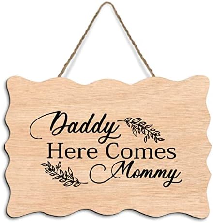 Farmhouse Style Wood Sign Daddy aqui vem a mamãe personalizada placa de madeira de madeira placa vintage de parede