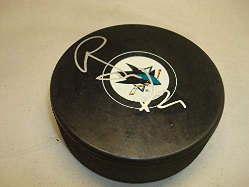 Brenden Dillon assinou San Jose Sharks Hockey Puck autografado 1A - Pucks autografados da NHL