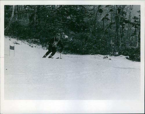 Foto vintage de um esquiador de atleta chamado P. Crews dos EUA durante os Jogos Olímpicos de Inverno.