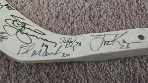 A equipe de mais de 30 jogadores dos anos 90 assinou o Red Wings Hockey Stick com certificado de autenticidade