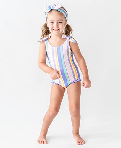 RuffleButts Swim Bow Boward Band - Rainbow Lane Stripe - Um tamanho