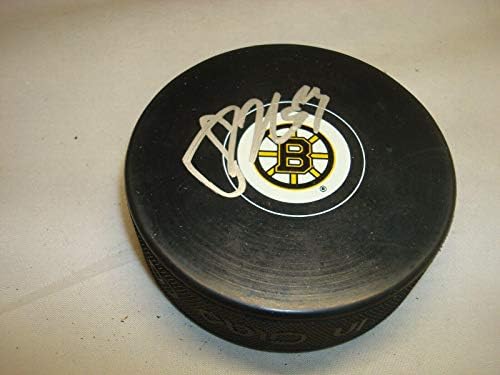 Seth Griffith assinou Boston Bruins Hockey Puck autografado 1A - Pucks autografados da NHL