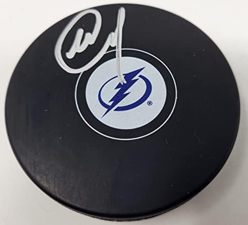 Mikhail Sergachev autografou Puck Tampa Bay Lightning NHL Logo Puck com cubo livre