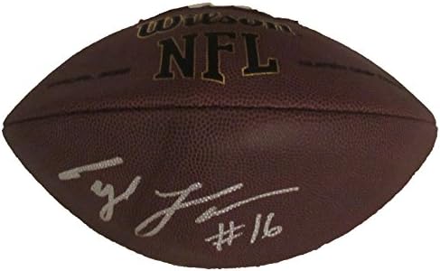 Tyler Lockett autografou Wilson NFL Football com prova, foto de Tyler assinando para nós, PSA/DNA autenticado