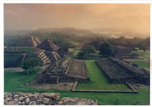 Zona arqueológica do cartão pós -mexicano Tajin Papantla em Veracruz
