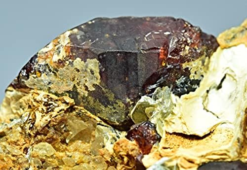 Cristal de condrodita terminada rara na matriz 19 grama