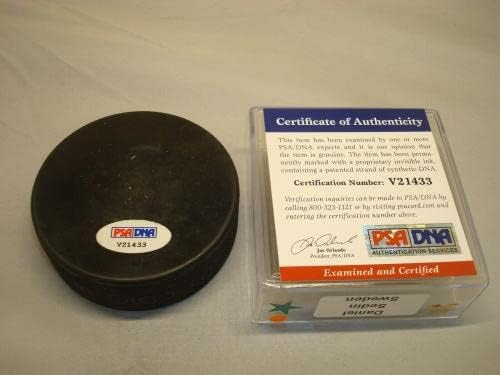 Daniel Sedin assinou o time sueco Hockey Puck autografou o Canucks PSA/DNA COA 1D - Pucks NHL autografados