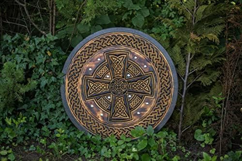 Escudo redondo piru com motivo cruzado de celta esculpida - queima de madeira