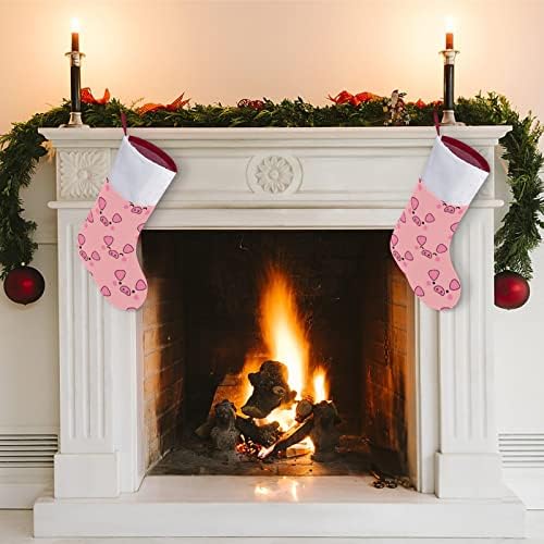 Porcos fofos enfrentam meias de meia de Natal com lareira pendurada para a decoração da casa da árvore de Natal