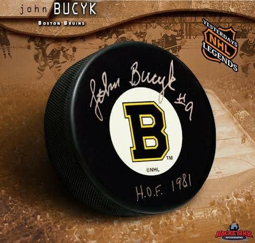 Johnny Bucyk assinou Boston Bruins Original Six Puck com Inscrição do Hall da Fama - Pucks NHL autografados