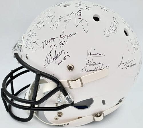Os vencedores do Heisman Trophy autografaram o capacete branco em tamanho grande com 24 assinaturas, incluindo Barry