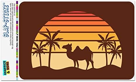 Gráficos e mais camelo no pôr do sol do deserto com palmeiras signo de escritório em casa