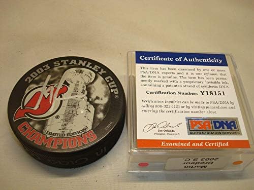 Martin Brodeur assinou 2003 Stanley Cup Champs Hockey Puck Auto. PSA/DNA COA 1A - Pucks NHL autografados
