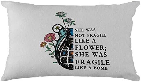 Ela não era frágil como uma flor que ela era frágil como um travesseiro de arremesso de bomba, 12 x 20 polegadas, capa de