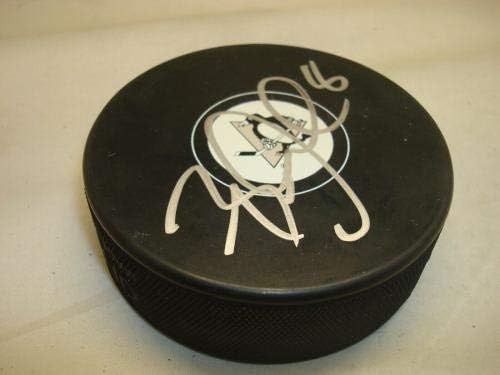 Brian Dumoulin assinou o Pittsburgh Penguins Hockey Puck autografado 1C - Pucks de NHL autografados