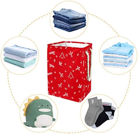 Homomer Laundry dificultou a árvore de Natal e galhos em cestas de lavanderia vermelhas de lavanderia